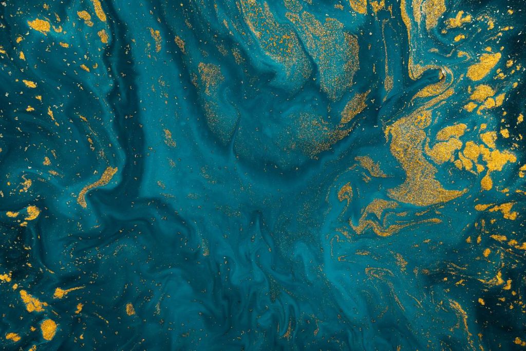 Blauwe verf met gouden glitter poeder