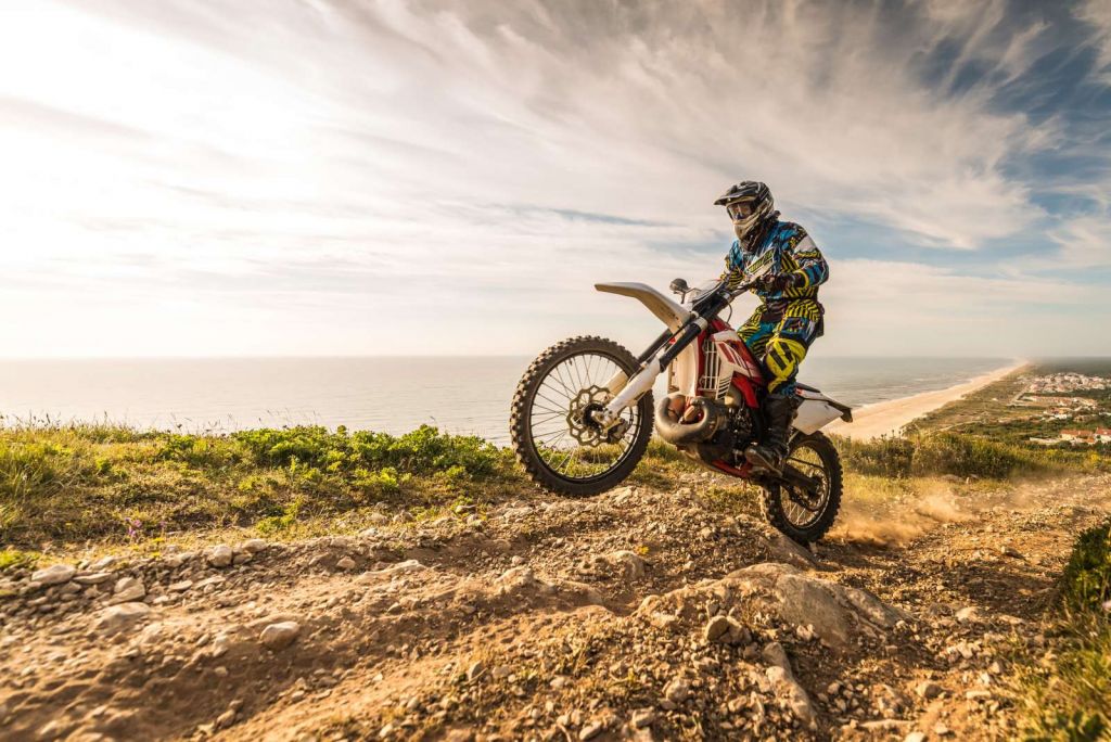 Crossmotor op een zandpad