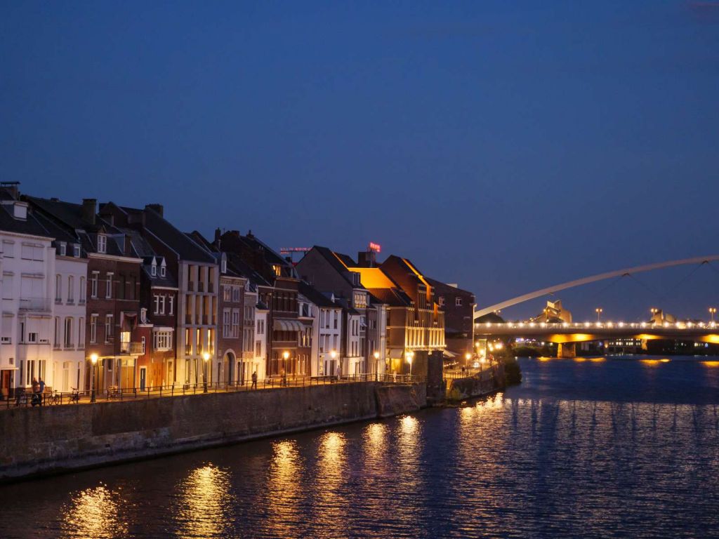 De Hoge Brug in de avond