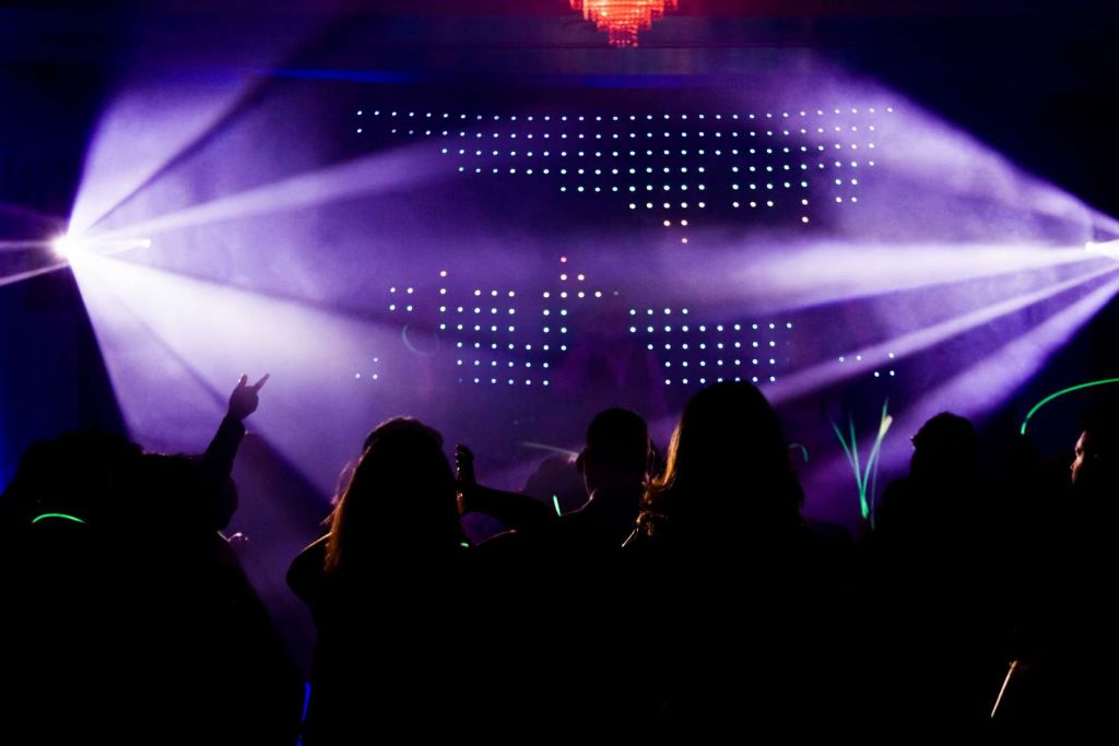 Feestende mensen in een club