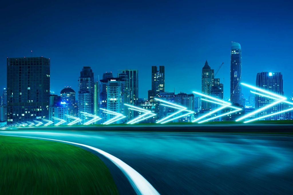 Futuristische snelweg langs een grote stad