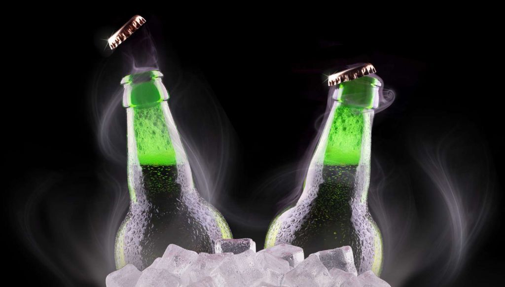 Groene bierflesjes in ijs