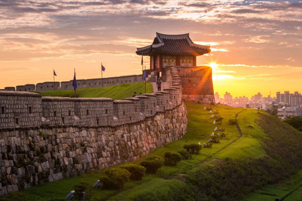 Hwaseong-vesting bij zonsondergang