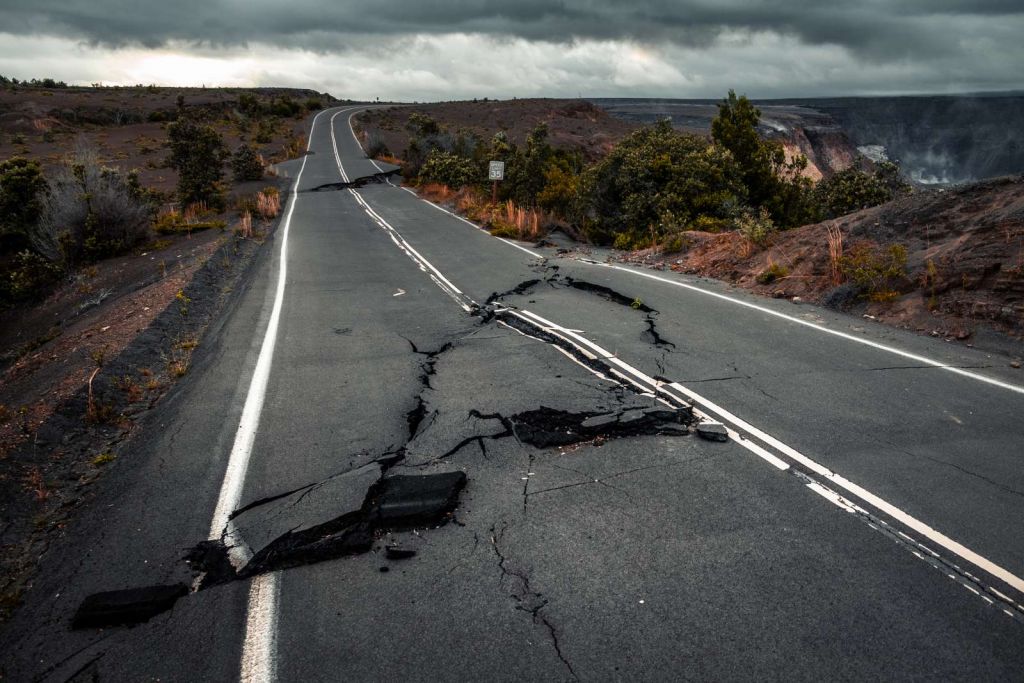Kapotte snelweg in Hawaii