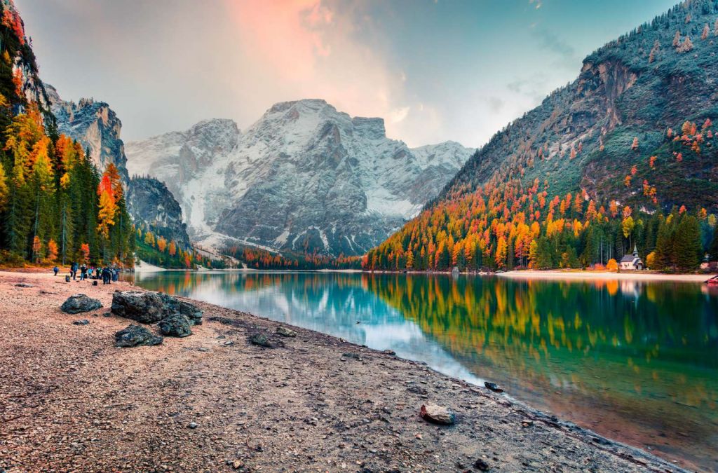 Kleurrijke bomen in een Italiaans berglandschap