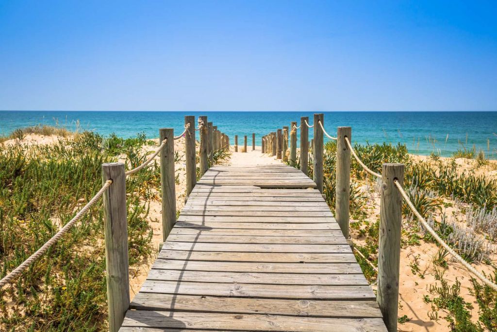 Houten brug naar het strand