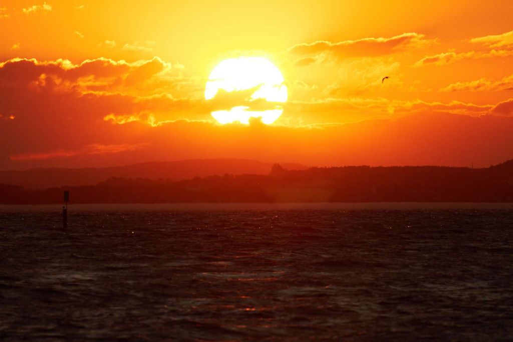 Prachtige zonsondergang bij een meer