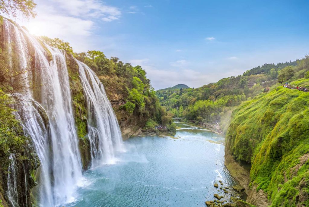 Rustgevende waterval naar een rivier