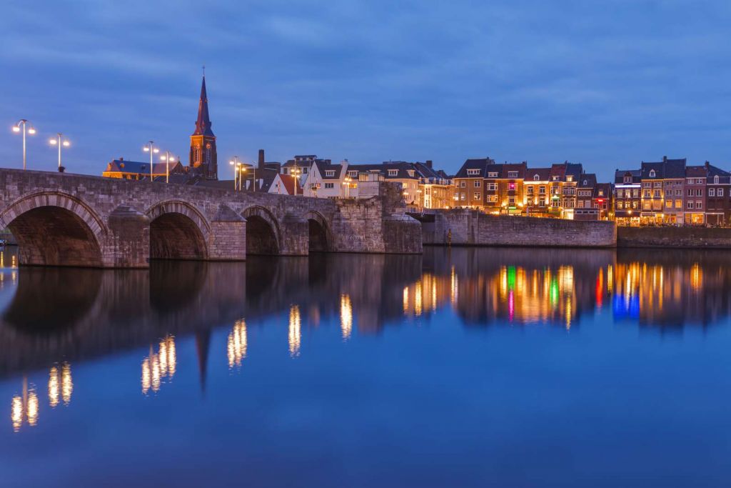 Sint Servaasbrug in de avond