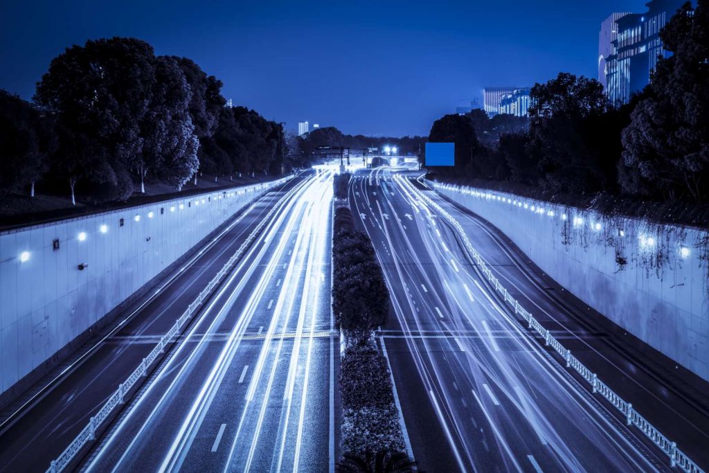 Verlichte snelweg in de avond