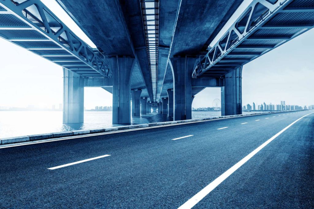 Viaduct boven een snelweg