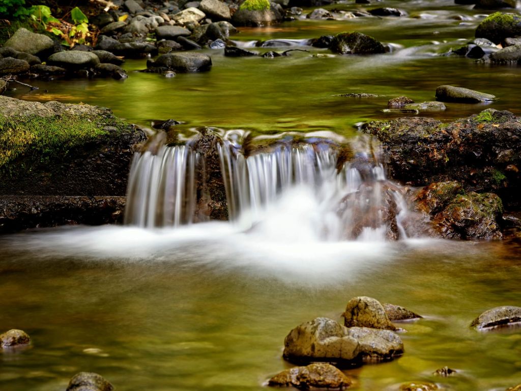 Detailed small waterfall