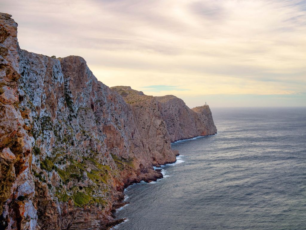 Rotswand aan de kust