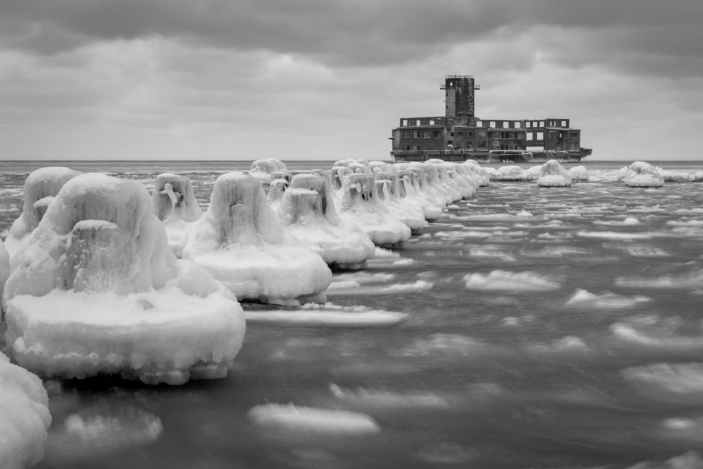 Black-and-white groynes