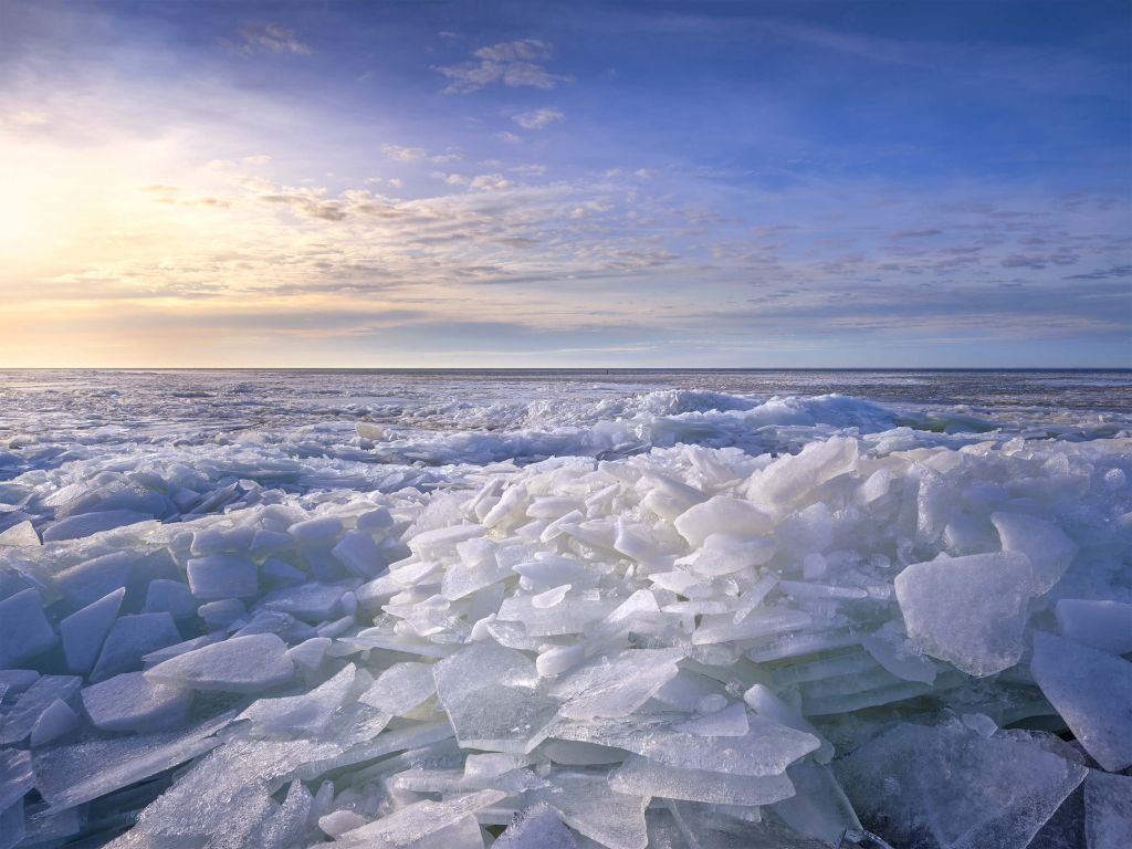 Crushing ice on the Ijsselmeer