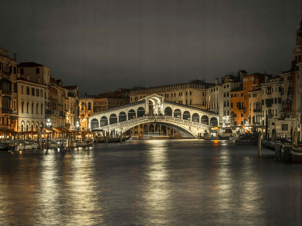 Rialto bridge in the evening