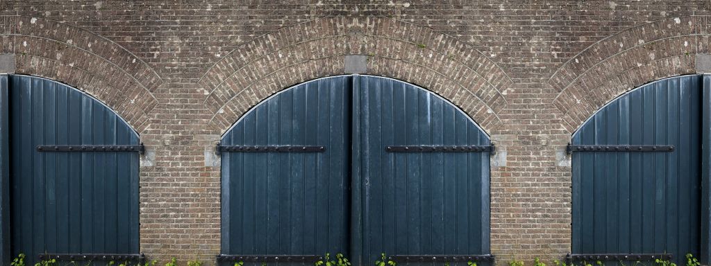 Bakstenen muur met blauwe deuren