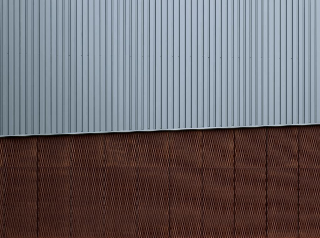 Metal lattice with silver-coloured U-profiles