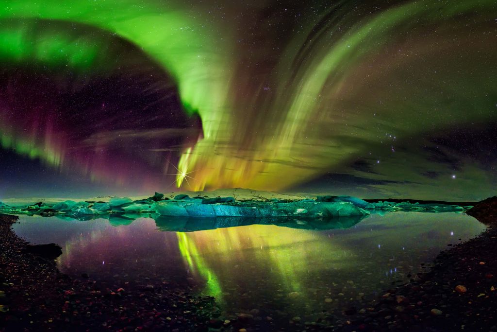 Northern lights in Jökulsárlón