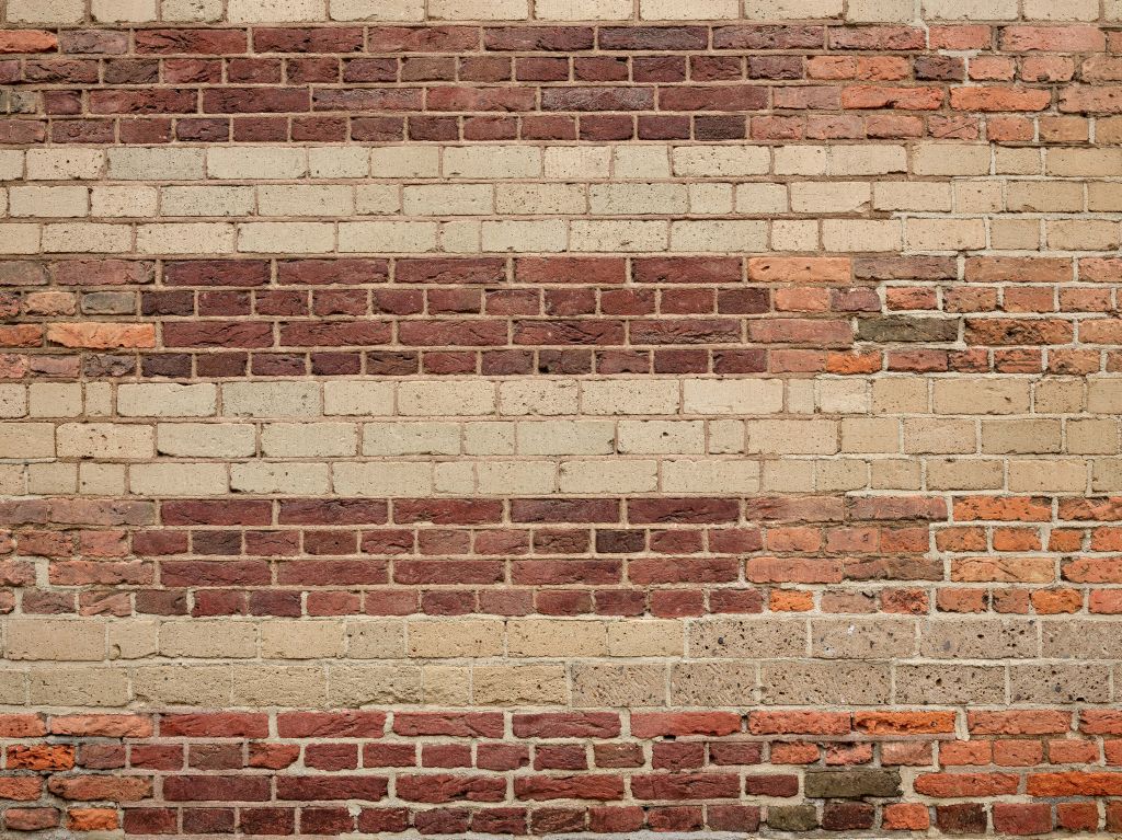 Muur met verschillende soorten bakstenen