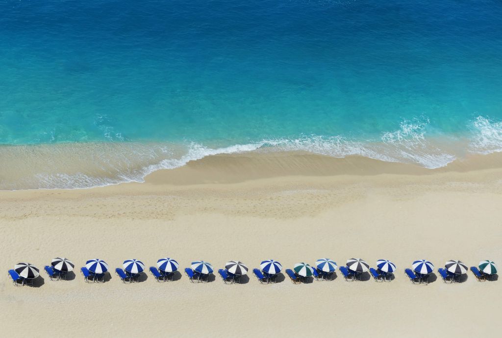 Beach sunshades en sun beds