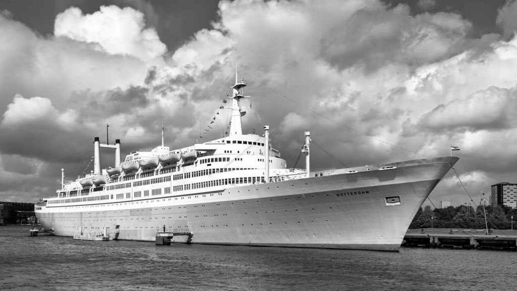 Timeless ocean classic in black and white