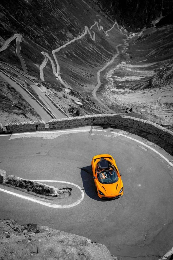 McLaren on Stelviopas - spot color