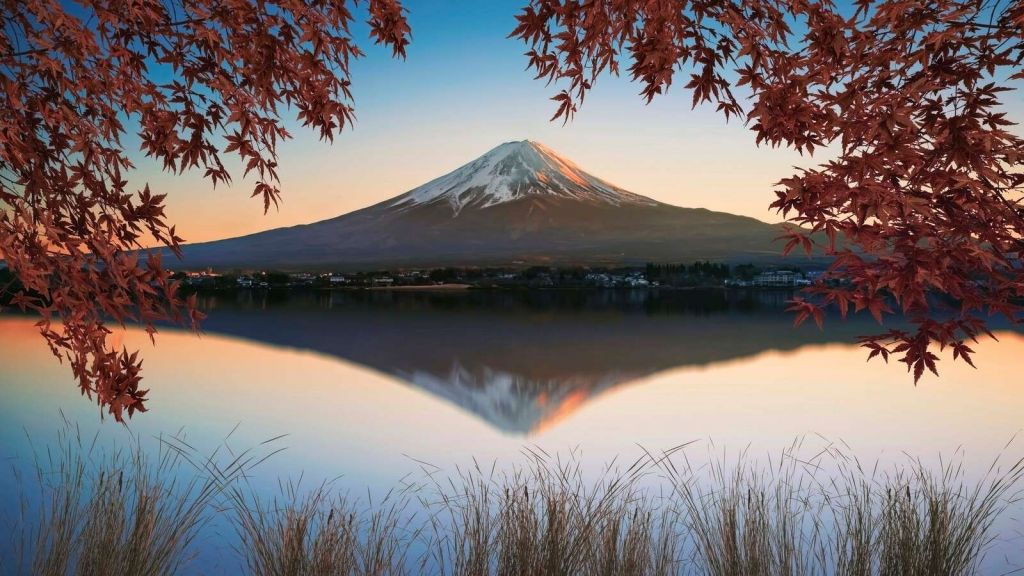 Herfstlicht over bergmeer Fuji