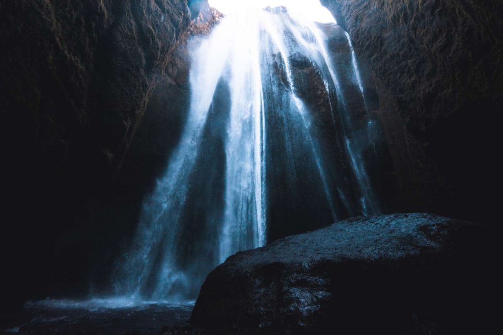 Waterval naar een donkere grot