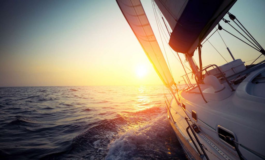 Zeilboot bij zonsondergang