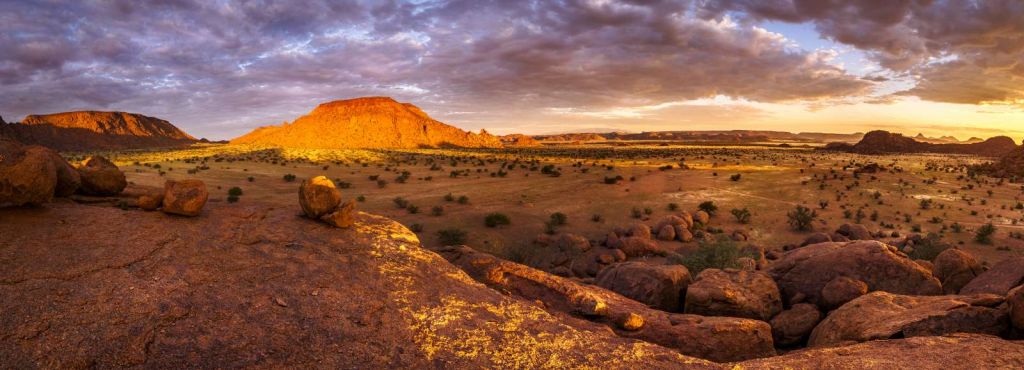 Zonsondergang in de woestijn van Namibië