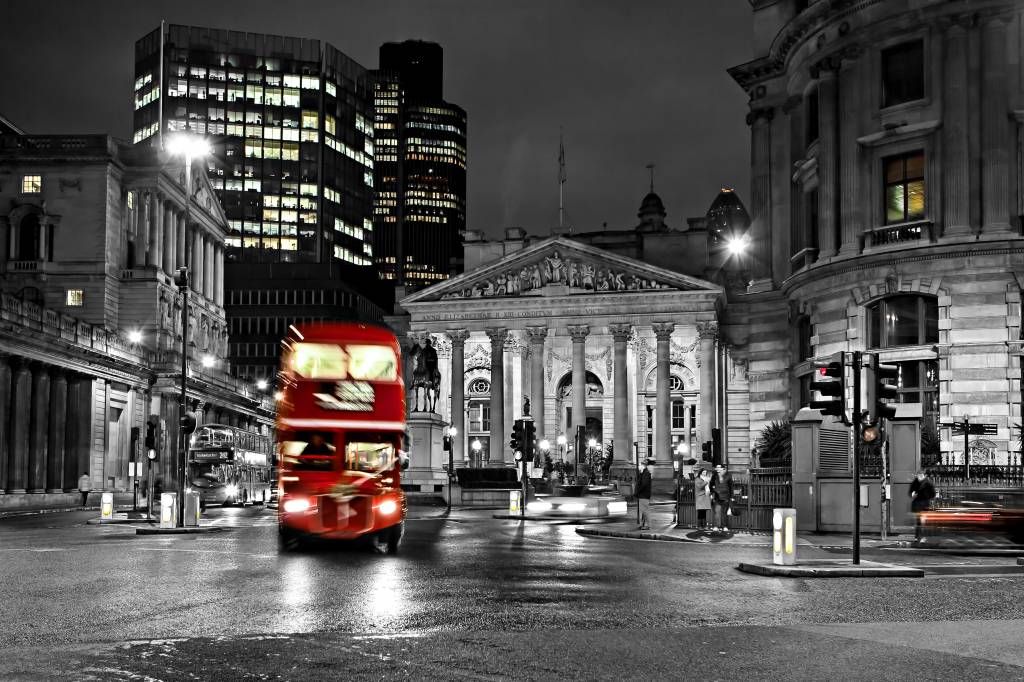 Black and white wallpaper - Red bus in London - Teenage room