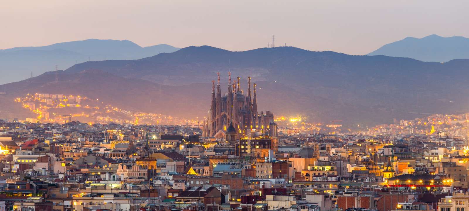 Barcelona met de Sagrada Familia in de avond