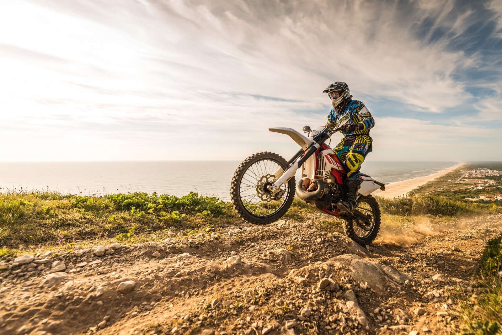 Crossmotor op een zandpad