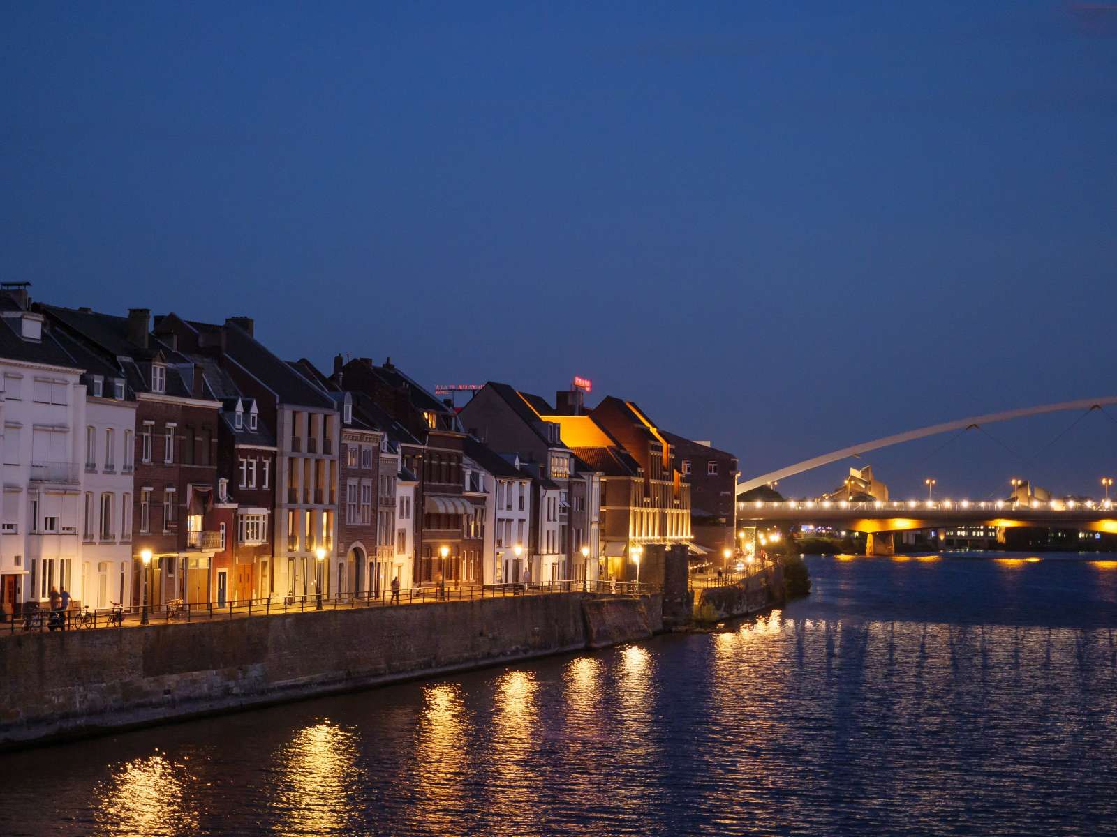 De Hoge Brug in de avond