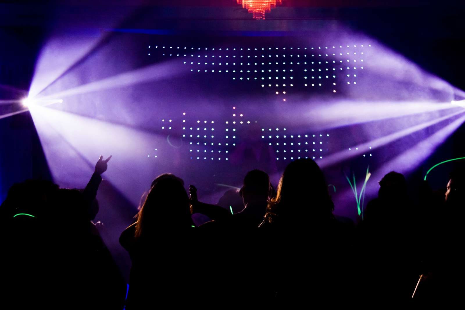 Feestende mensen in een club
