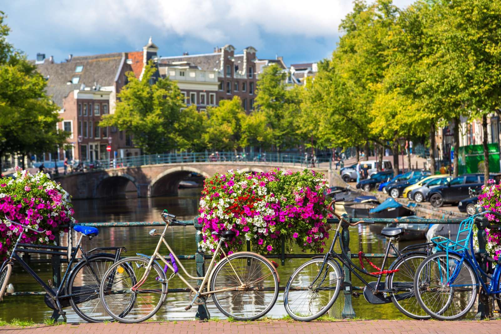 Fietsen op een Amsterdamse brug