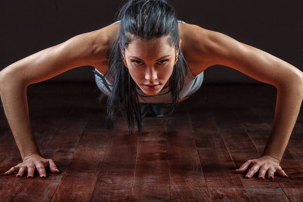 Woman doing push-ups main product photo