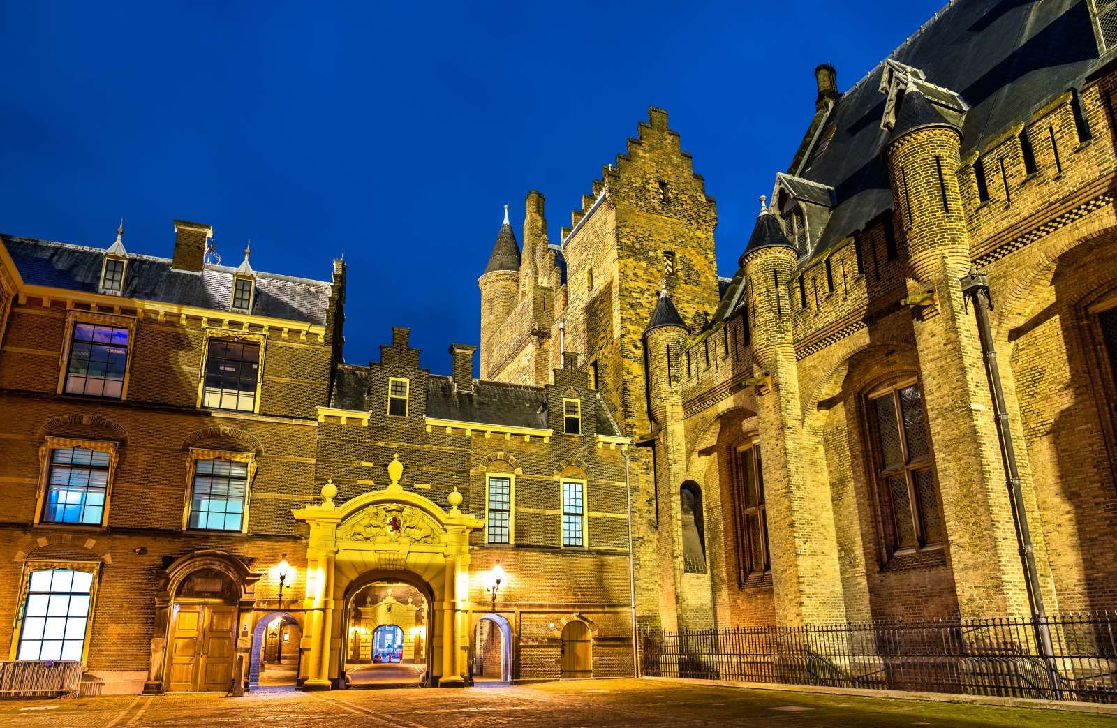 Het Binnenhof in de avond