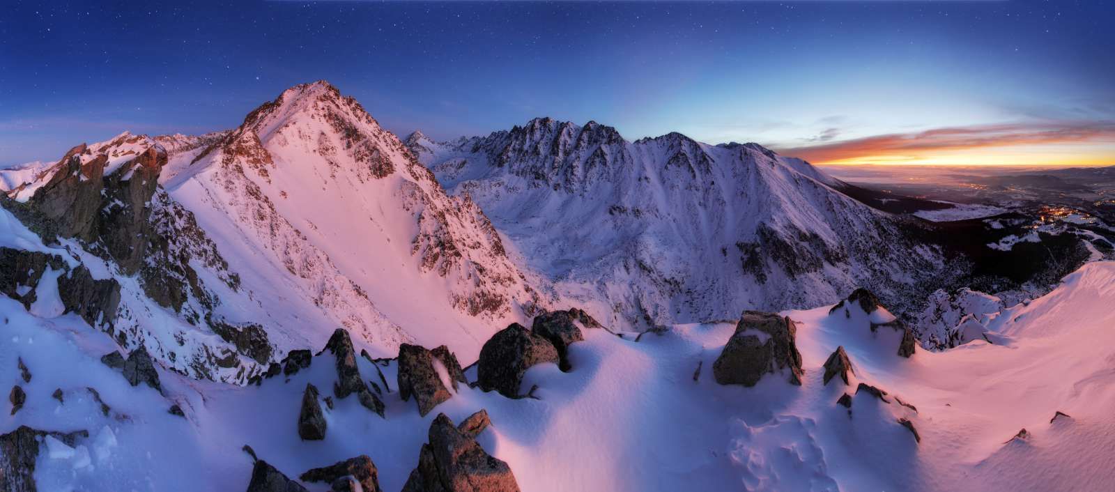 Ingesneeuwd berglandschap in Slowakije