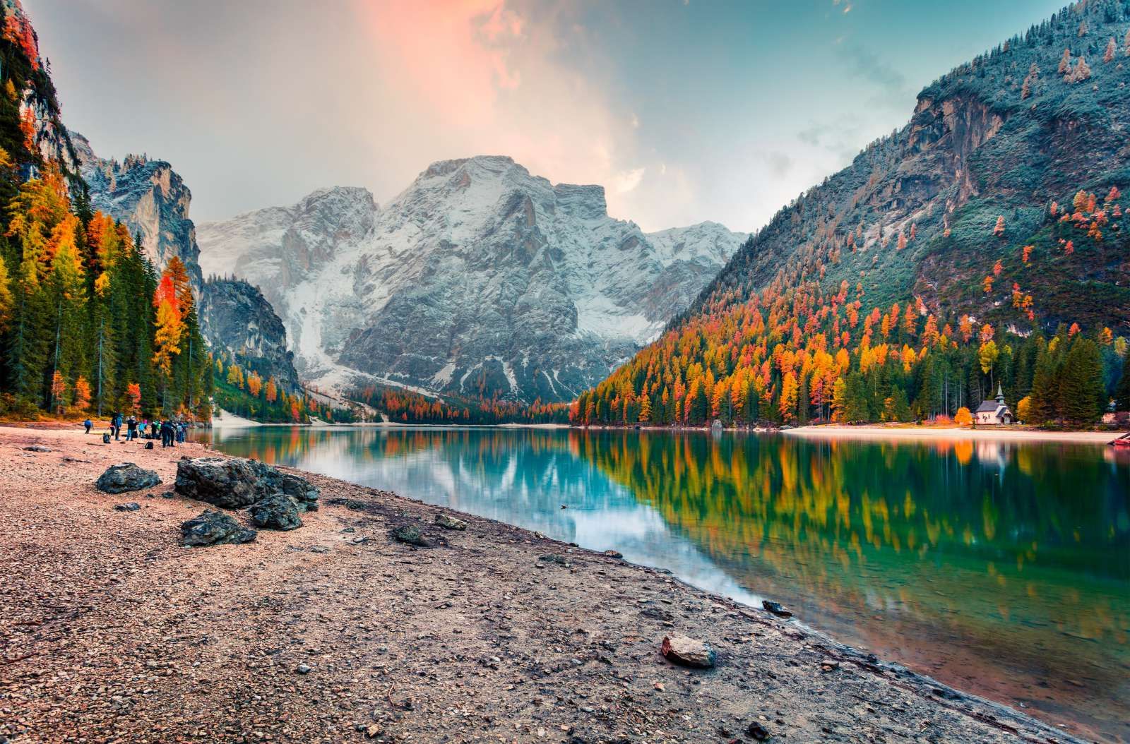 Kleurrijke bomen in een Italiaans berglandschap