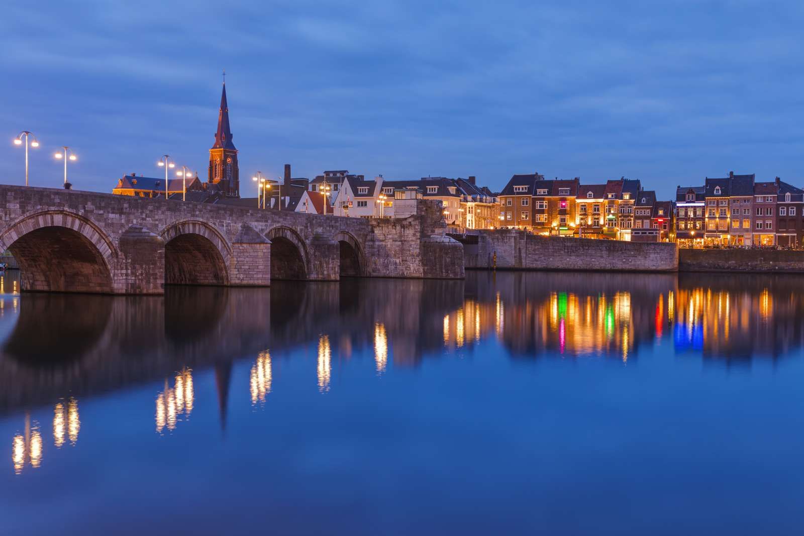 Sint Servaasbrug in de avond