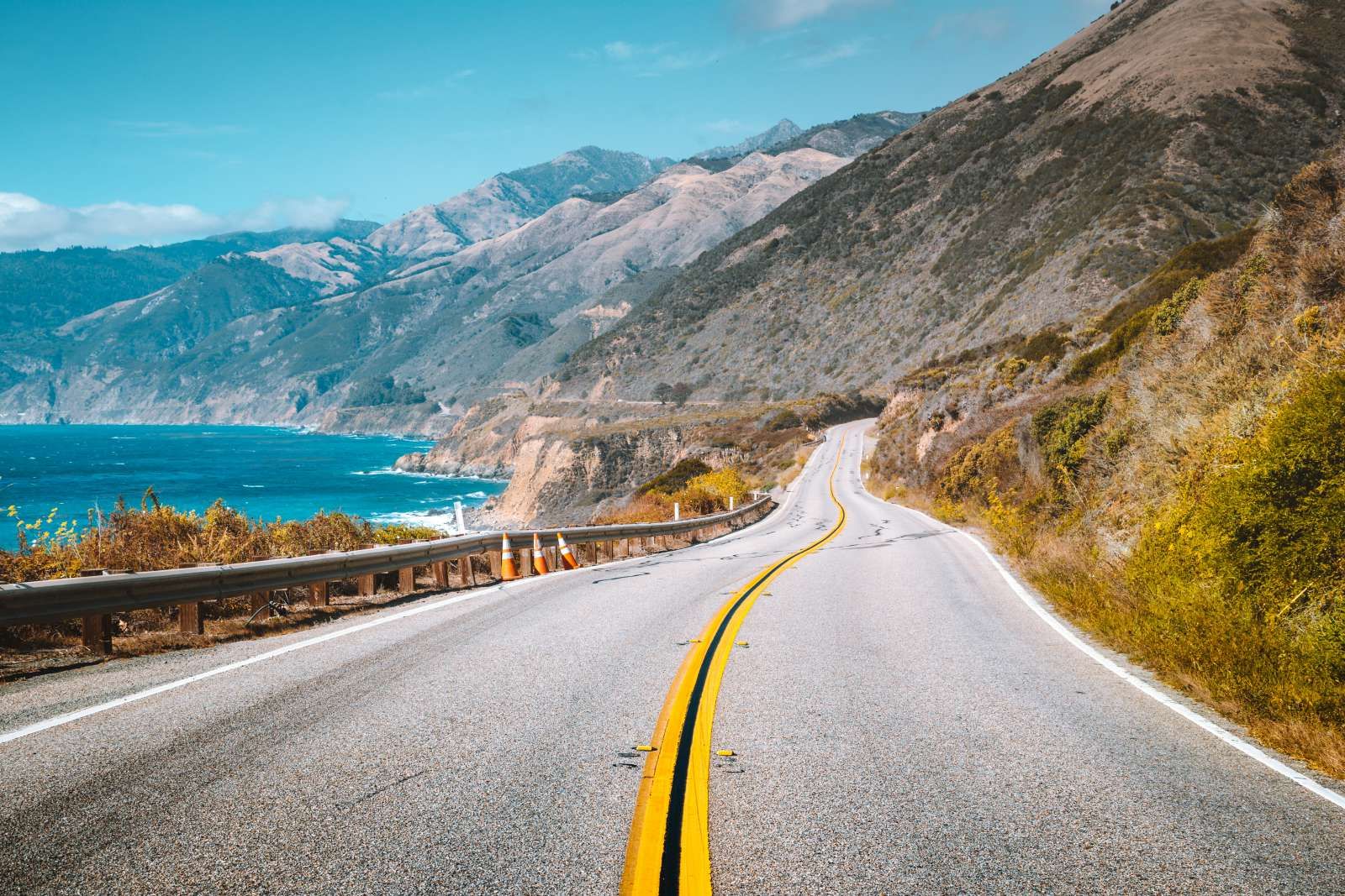 Snelweg langs de Amerikaanse kust