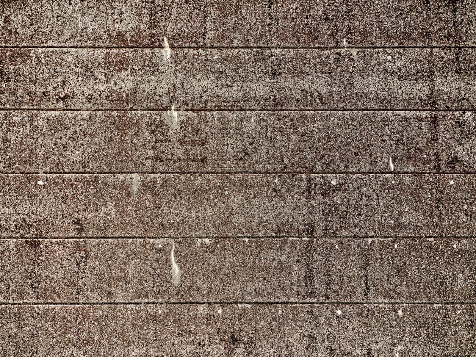 Oude betonnen damwand