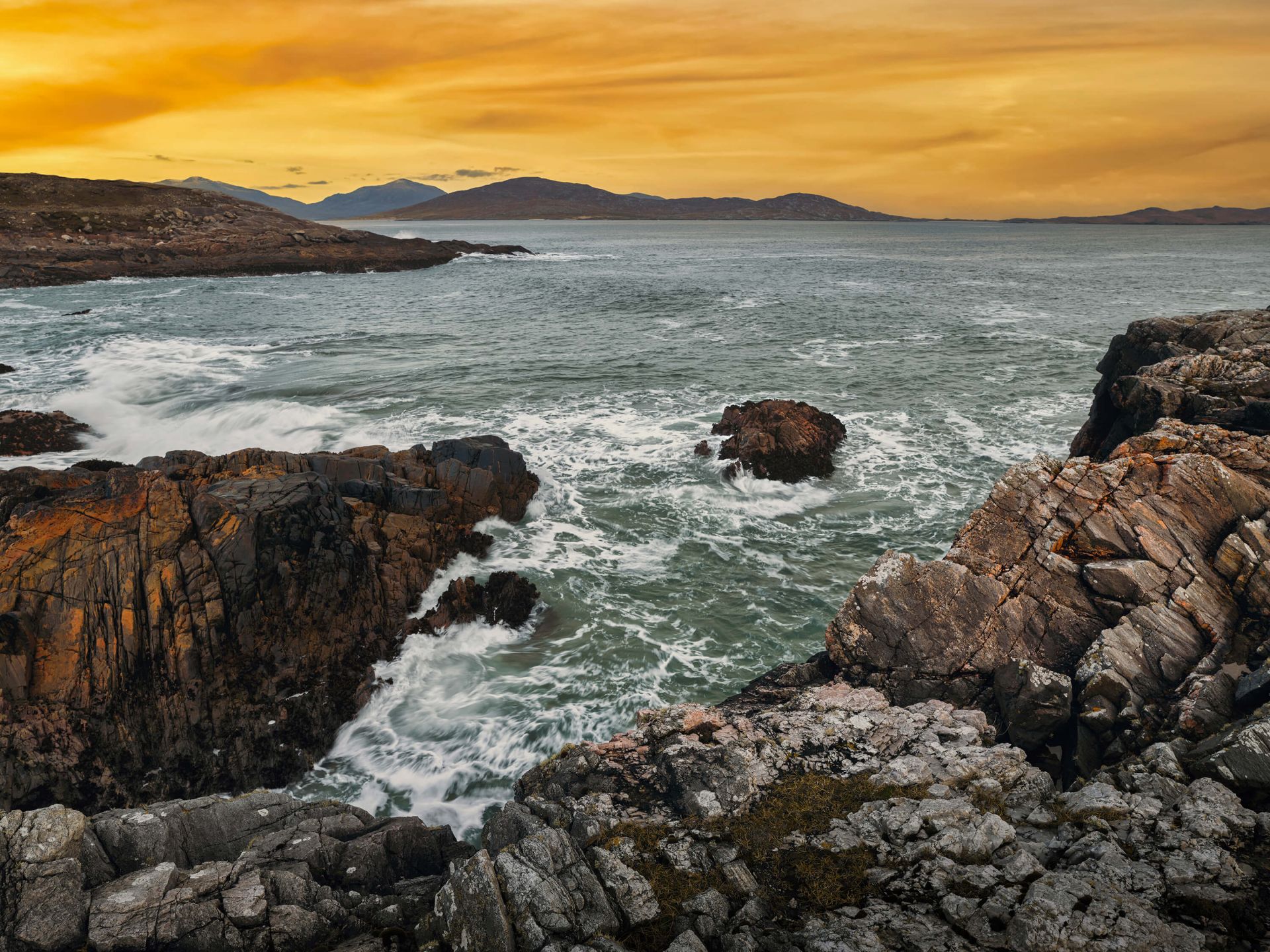 Rotsen langs de kust