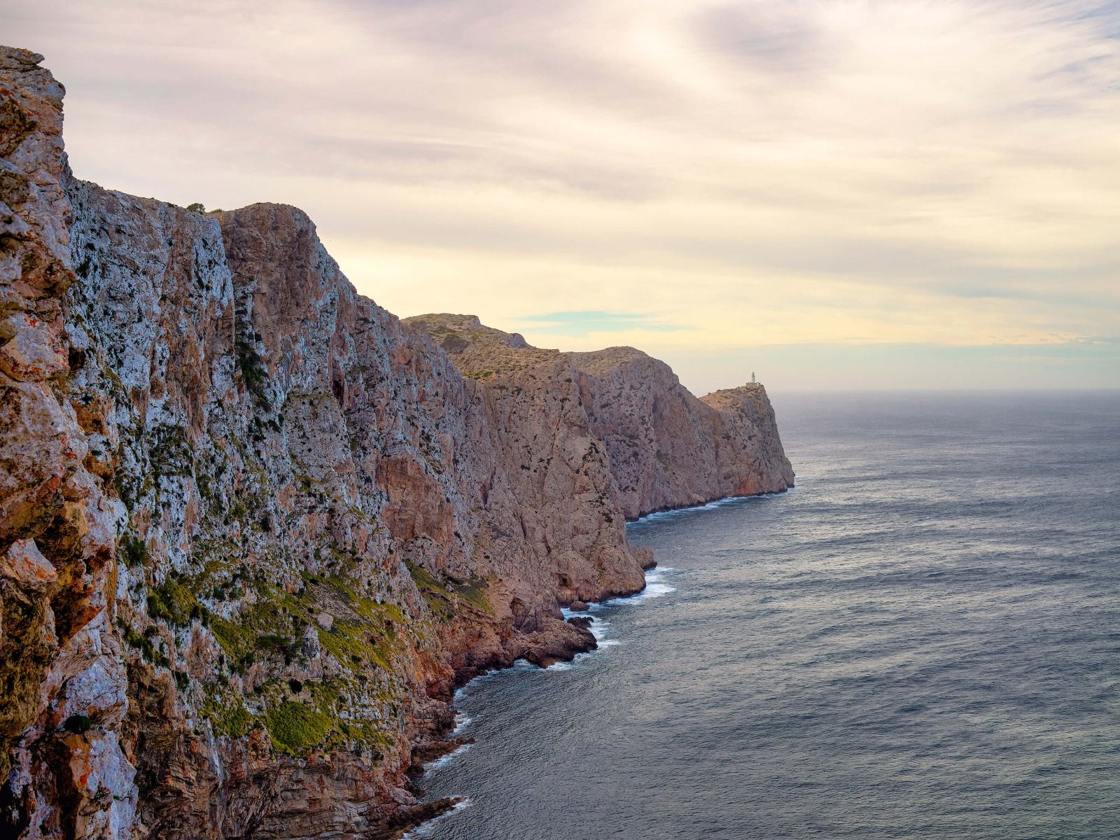 Rotswand aan de kust