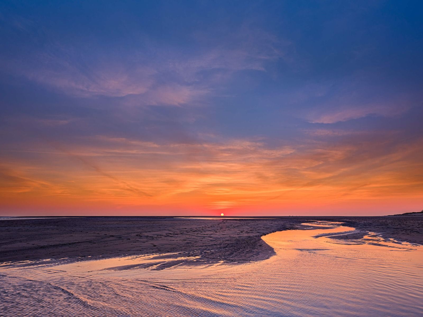 Zonsondergang met gekleurde lucht