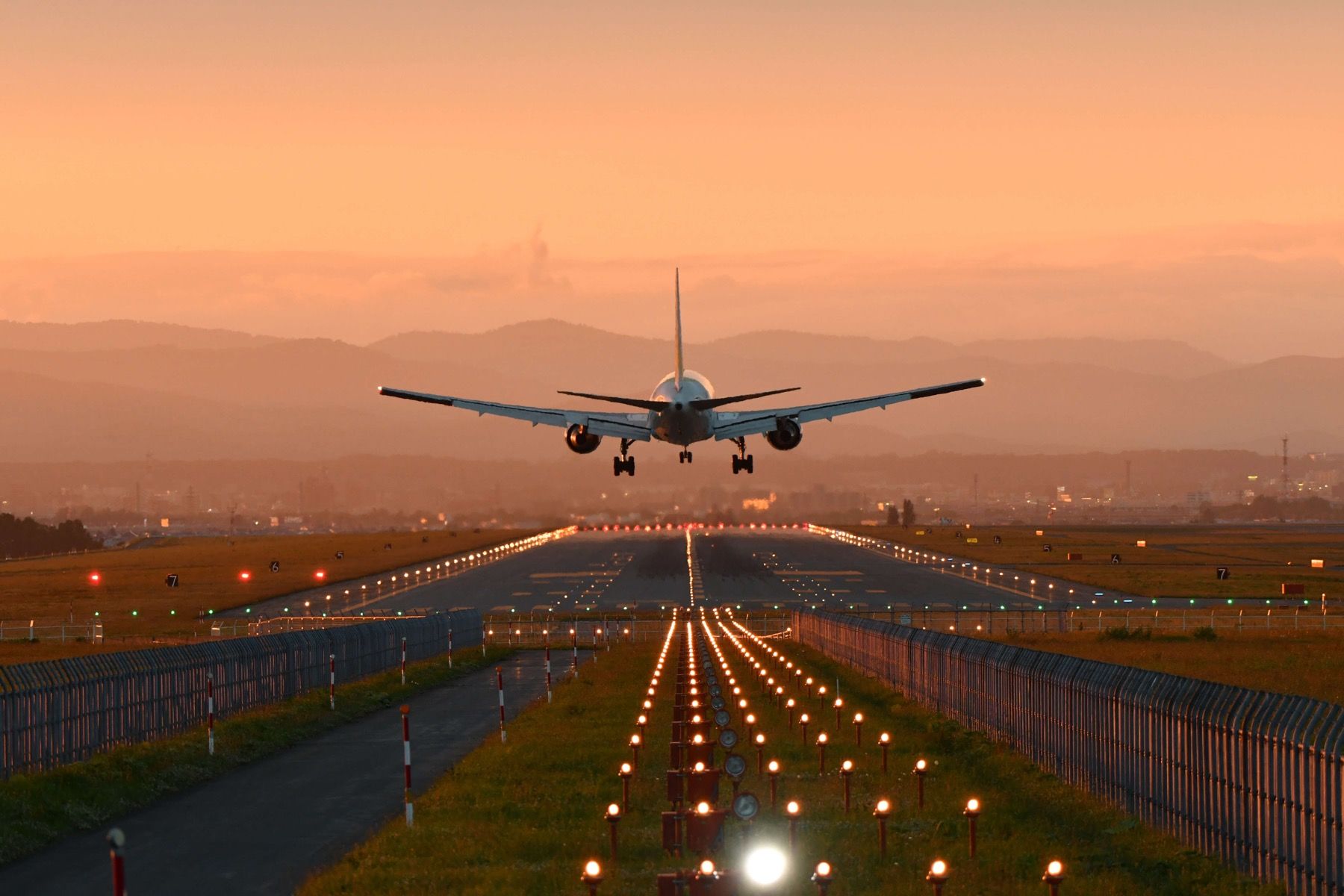 Landing plane in the evening sun - Wallpaper Landing plane in the evening sun - Wallpaper