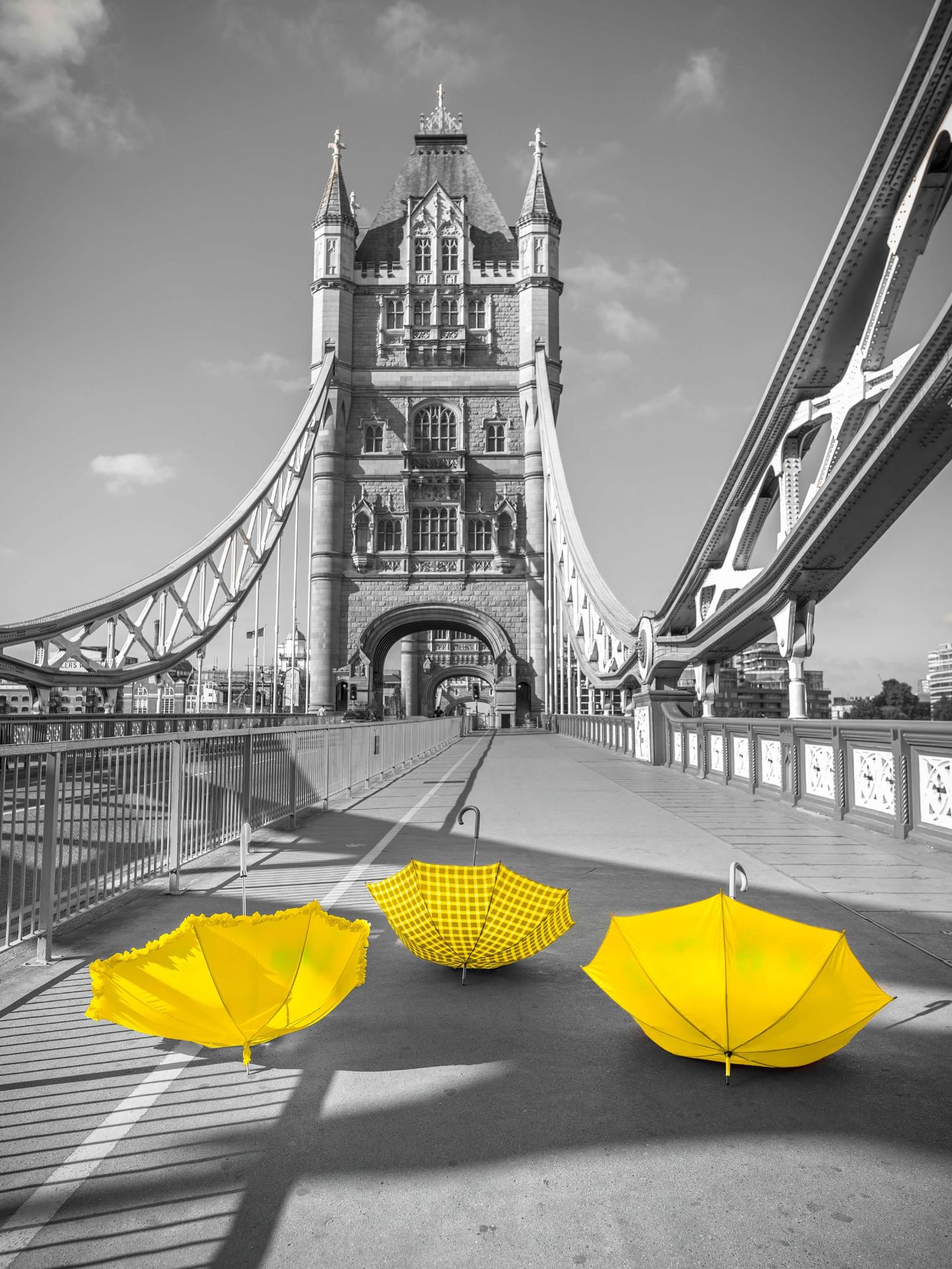 Yellow umbrellas on Tower bridge - Wallpaper