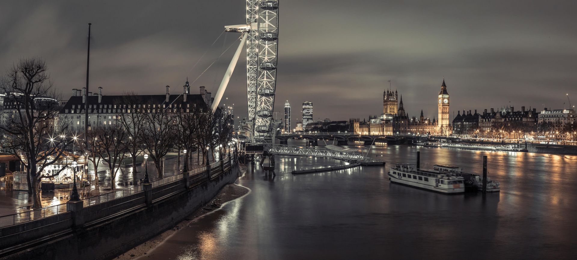 London in the evening main product photo